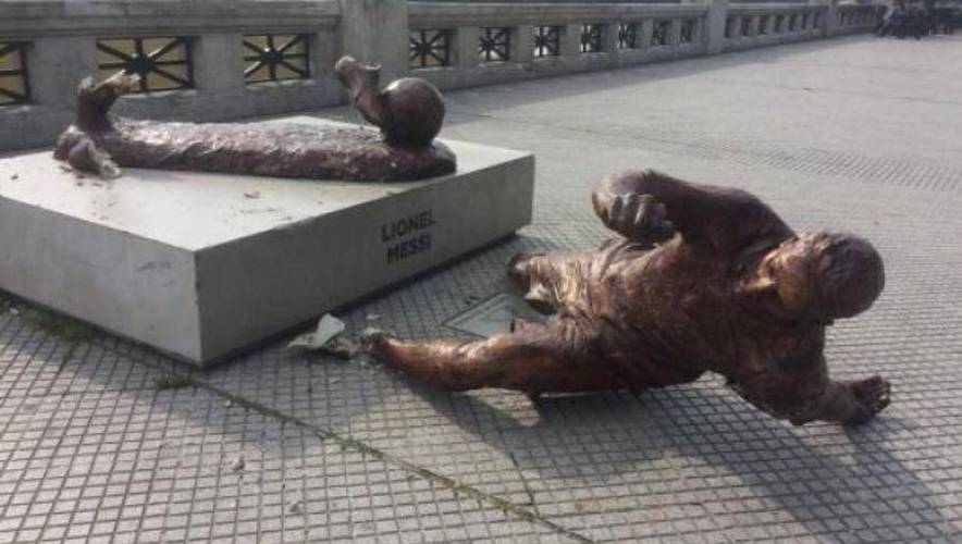阿根廷砸雕像