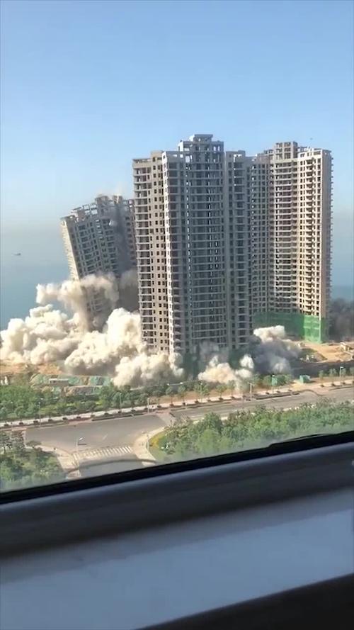 高楼爆破的相关图片